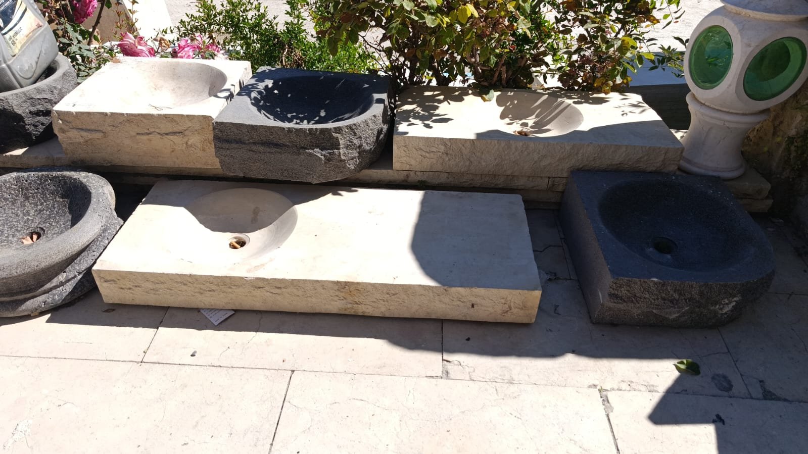 גלריית כיורי אבן טבעית לבית ולגינה