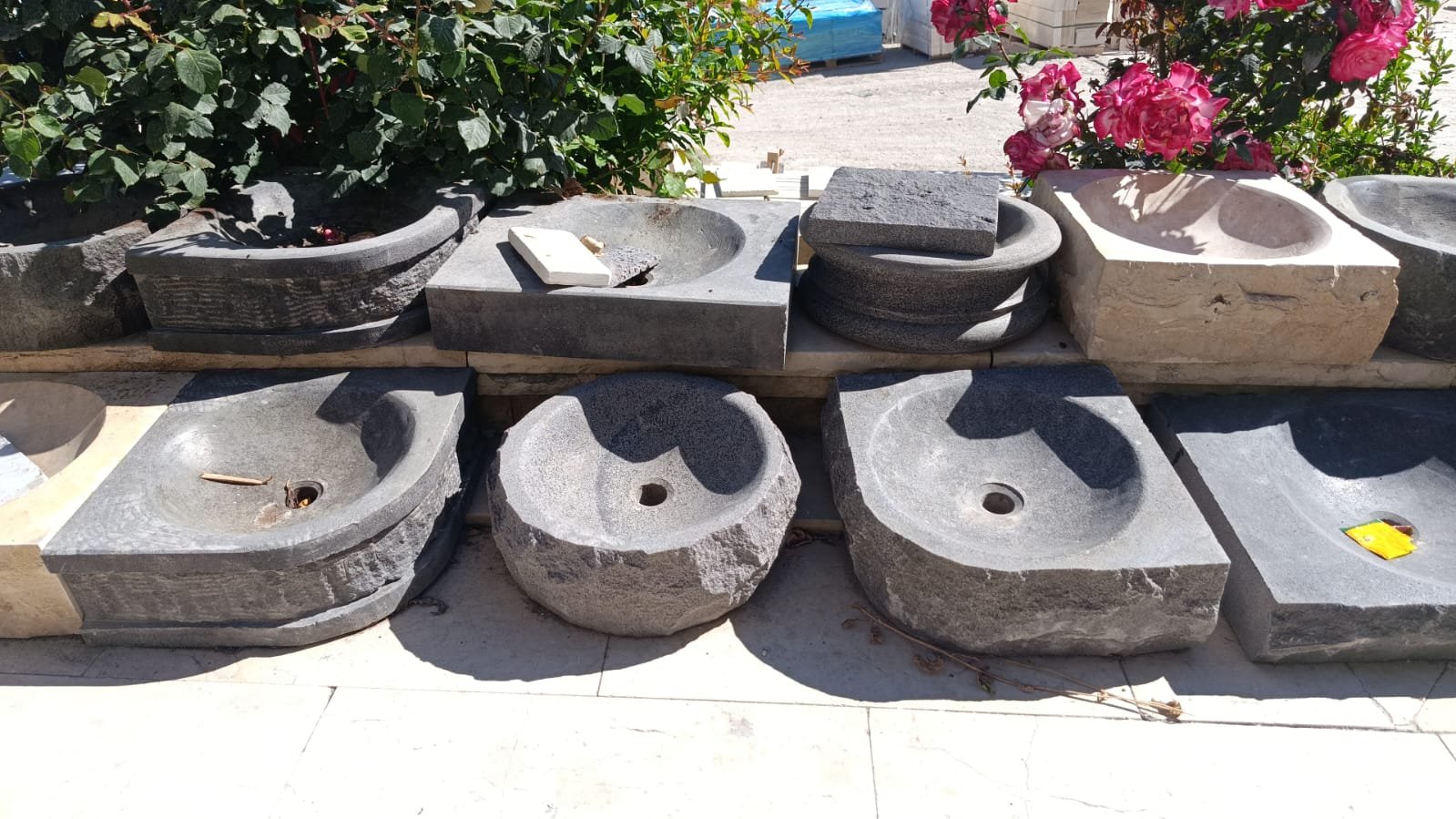 מבחר כיורי אבן טבעית בצורות וגוונים שונים