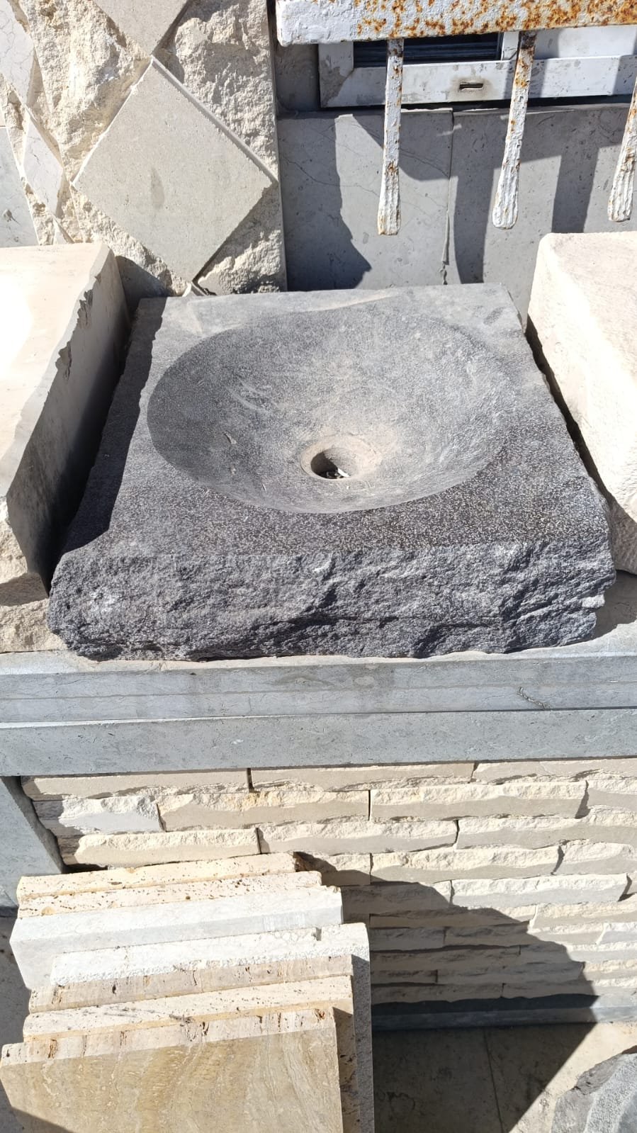 כיור בזלת כהה לעמדת מים