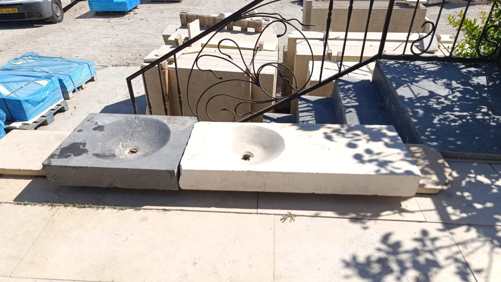 שוקת אבן טבעית לגינה ולחצר