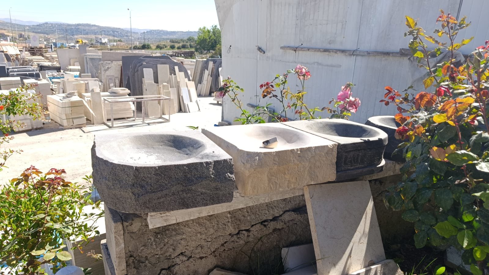 מבחר כיורי אבן טבעית לבית ולגינה