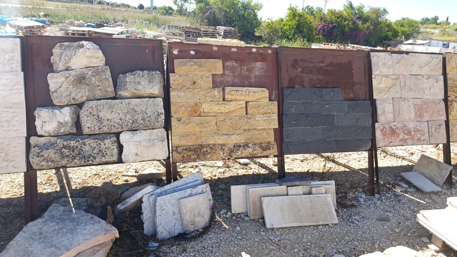 מבחר חיפויי אבן טבעית לקירות פנים וחוץ